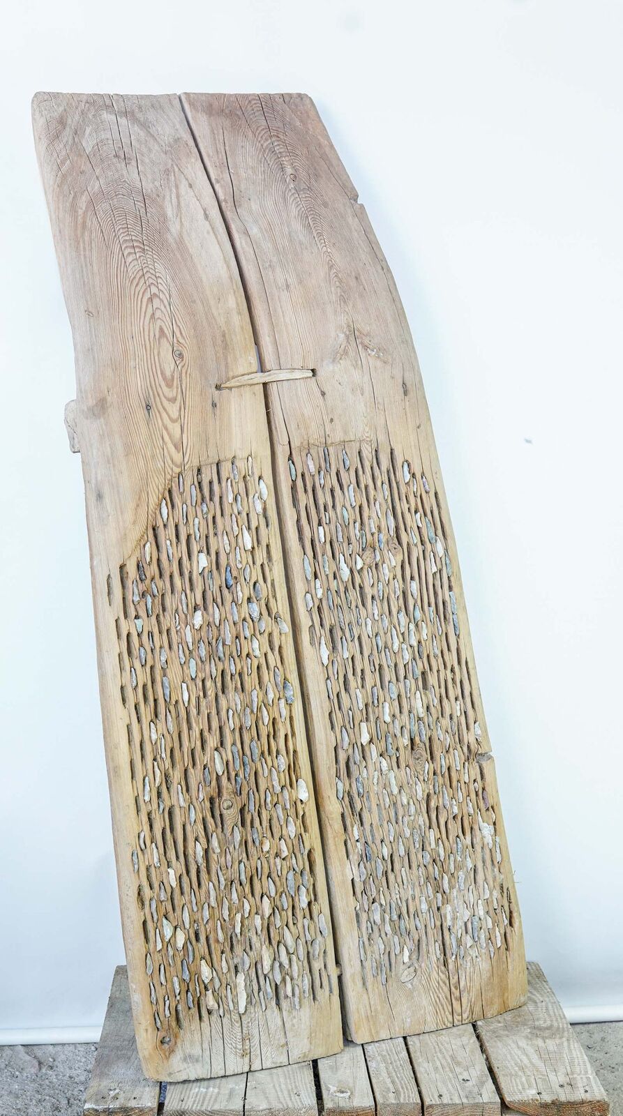 Düven Threshing Board — tall carved threshing board standing upright