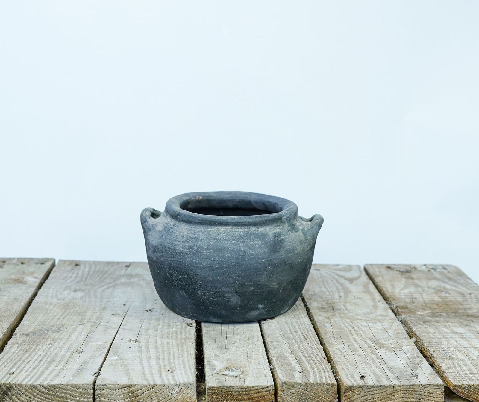 Bayburt-Erzurum Pot, Set I — small black pot with two lugs on a wooden pallet